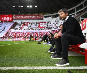 Antwerp-coach Mark van Bommel moffelt gewonnen medaille in zijn zak weg, maar heeft daar een goeie reden voor