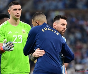 📷 Emiliano Martinez steekt opnieuw de draak met Mbappé en neemt pop van Fransman mee tijdens parade