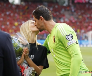 Echtgenote van Thibaut Courtois onthult in zijn bijzijn haar bijnaam voor hem: "Zonder mij is jouw leven een chaos"