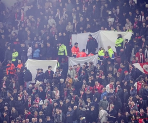 🎥 Station herschapen tot slagveld: Ajax- en Villa-fans gaan massaal op de vuist