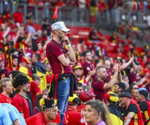 📷 Supporters ook in België even in rouw: groot scherm in Wetteren levert ook humor op rond Frankrijk én Oekraïne