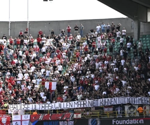 📷 Antwerp-supporters treiteren Club-fans met dit spandoek en drijven de spot met hen