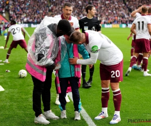 📷 Ballenjongen in Premier League beleeft de schrik van zijn leven, maar speler helpt hem uit de nood