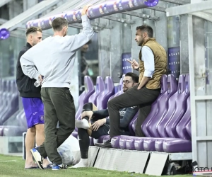 Opvallend beeld: meteen na afloop spoedoverleg bij Anderlecht met Fredberg, Coosemans, Vertonghen en Rits