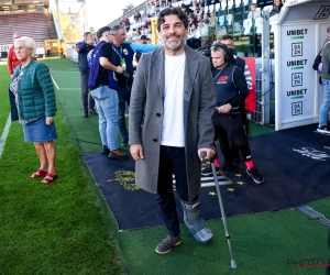 Mehdi Bayat met een bezorgd gezicht op de tribune: de Charleroi-supporters hadden geen medelijden met hem