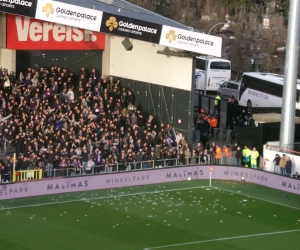 📷 Ultiem slot is er te veel aan: Beerschot-aanhang antwoordt met lawine aan bekertjes op het terrein