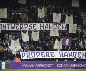 📷 Speldenprik teruggegeven: Beerschot-aanhang herinnert KVM met glasheldere spandoeken aan 'Propere Handen'