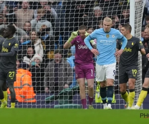 🎥 Tot op de bodem: Doelman haalt geniale trukendoos boven om penalty van Haaland te stoppen