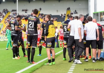 De warmte speelde iedereen parten. "Dit is weer om te chillen, niet om te voetballen"