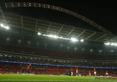 ? Pas op Jan en Toby! IJs valt op het veld van Wembley voor én tijdens de wedstrijd