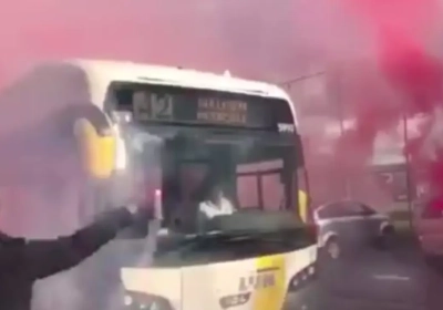 VIDEO: Oeps! KV Kortrijk-fans creëren zee van bengaals vuur... maar zien dan niet de spelersbus maar wel een van De Lijn opdoemen