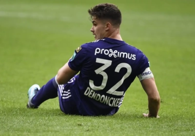 Dendoncker overtuigt opnieuw niet en werkt zelfs publiek op de zenuwen, maar Vanhaezebrouck komt achteraf met verklaring die ander licht werpt op flauwe prestatie