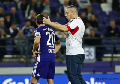 ? Het beste wat de Anderlecht-fans te zien kregen? Veldbestormer gaat bij 0-3-stand verhaal halen bij de spelers