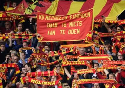 ? KV Mechelen hervat competitie voor meer dan 15.000 fans met indrukwekkende tifo, Beerschot Wilrijk-supporters zwaaien met geldbriefjes