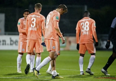 Eén speler van Anderlecht wil uitleg geven, rest met gebogen hoofd richting bus: Hein geeft meerdere spelers veeg uit de pan