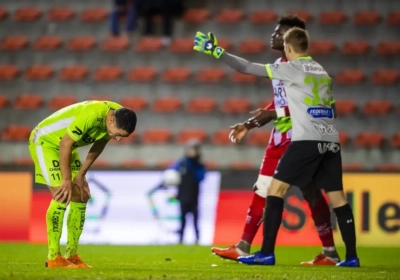 Spelers Moeskroen en Essevee zijn het oneens na zoutloze pot voetbal