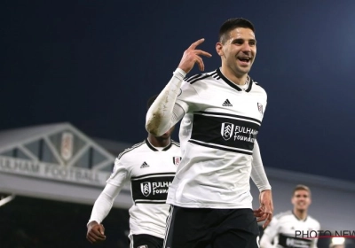 ? Fan viseert Mitrovic (ex-RSCA) na verloren weddenschap, zijn meedogenloze antwoord gaat direct viraal