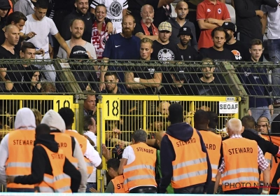 🎥 Antwerp-fans richtten schade aan in Lotto Park, één fan speelde met zijn leven