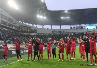 📷 Supporters Antwerp komen in Ghelamco met duidelijke spandoeken tegen voetbalbond: "Maffia"