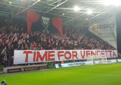 Heerlijke tifo's en spandoeken in Zulte Waregem - Kortrijk: "Breng ons naar de 7e hemel" en hét ludieke antwoord van Essevee