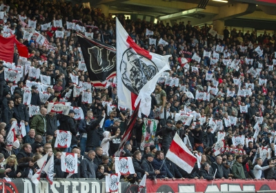 🎥 De klassieker tussen Ajax en Feyenoord later begonnen na brandend spandoek