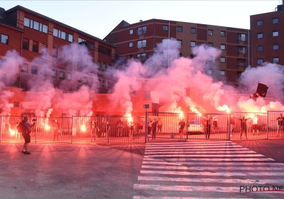 📷 Supporters Charleroi slagen er toch in om te vieren met de spelers