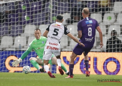 🎥 Holzhauser eens te meer de grote man bij Beerschot: "Ik had ook goede traptechniek, he"