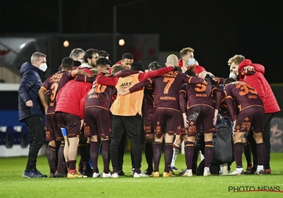 🎥 Fans KV Mechelen wachten na zege spelers op bij terugkeer uit Leuven met rode zee van bengaals vuur