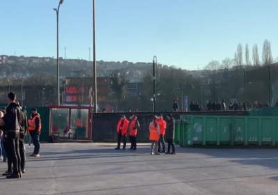 🎥 Spelersbus Anderlecht kan niet vertrekken: dreigende 'Standard-fans' staan hen op te wachten omdat ze gang vol vlaggen hingen