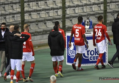 Standard-spelers in zak en as en sturen kat naar persconferentie na de match