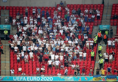 Engelse fan zwaargewond afgevoerd na val tribune Wembley