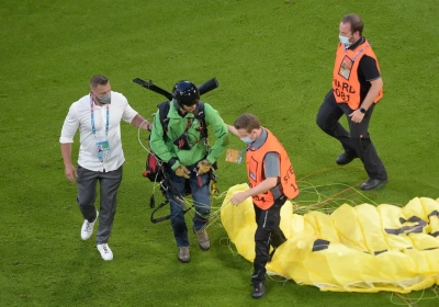 🎥 Paraglider van Greenpeace verwondt verschillende toeschouwers voor EK-duel, UEFA trekt naar rechtbank