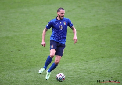 Dan haal je eens de finale van het EK: steward denkt dat vierende Bonucci een fan is en wil hem naar de tribune sturen