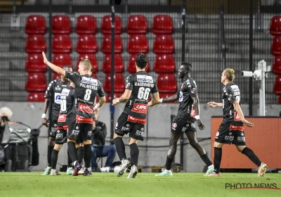 KV Kortrijk zorgt voor een stunt op de Bosuil en komt zo alleen aan de leiding in de Jupiler Pro League, Antwerp moederziel alleen op de laatste plaats 