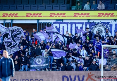 'Spielerei' in het Lotto Park: Beerschot-fan steelt vlag van Anderlecht-fans en bijna zit het spel op de wagen