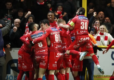 📷 Fans van KV Kortrijk pakken bord van afrit Waregem aan na derbyzege