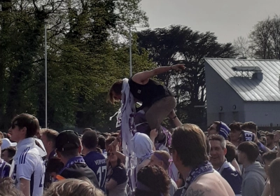 Boze fans van Anderlecht wachten de spelersbus op in Neerpede