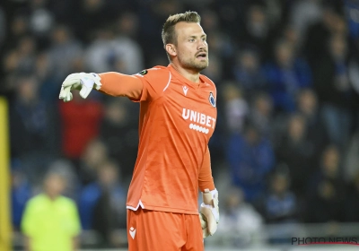 Simon Mignolet wijst naar scheidsrechter bij late tegengoal van Club Brugge tegen Besiktas