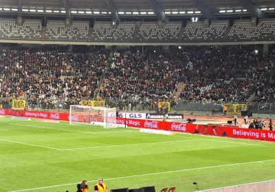 Dit is het Koning Boudewijnstadion, waar niemand buiten kan of mag: supporters blijven kalm en steunen elkaar