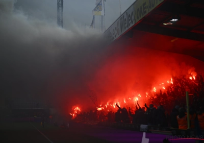 🎥 Fans van Standard komen met duidelijke spandoeken en vuurwerk, maar willen ook vroegtijdig al naar huis