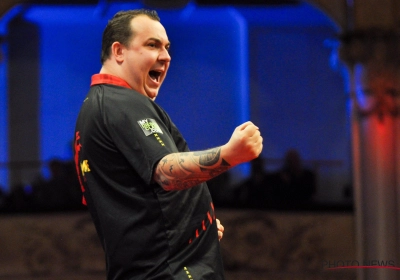 Darter en Antwerpfan Kim Huybrechts reageert nadat hij slagen krijgt na bekerfinale