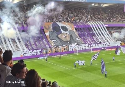 🎥 Emotioneel eerbetoon tijdens Anderlecht-Genk, waar het volledige stadion aan deelnam