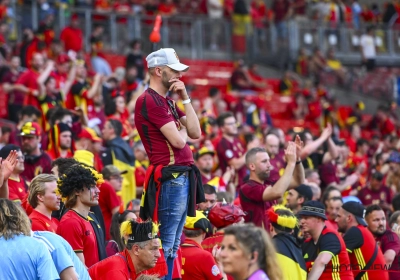 📷 Supporters ook in België even in rouw: groot scherm in Wetteren levert ook humor op rond Frankrijk én Oekraïne