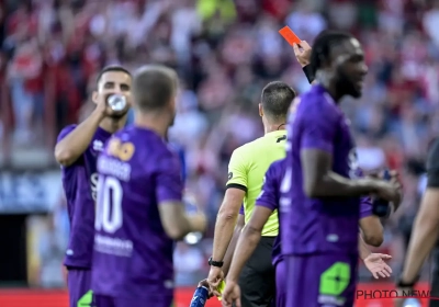 Beerschot-trainer Dirk Kuyt was woedend en we kunnen hem begrijpen: 'Een vertraagd beeld is een vertekend beeld'