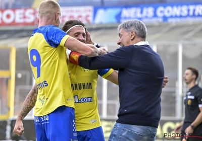 Adriano Bertaccini legt hartstochtelijke knuffel met Felice Mazzu uit