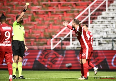 Patrick Goots haalt scheidsrechter Lawrence Visser door het slijk na match van Antwerp