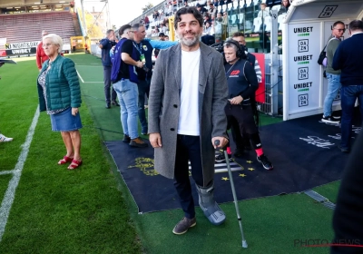 Mehdi Bayat met een bezorgd gezicht op de tribune: de Charleroi-supporters hadden geen medelijden met hem