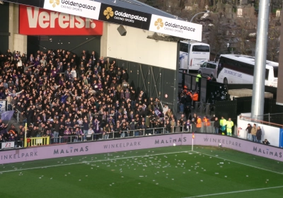 📷 Ultiem slot is er te veel aan: Beerschot-aanhang antwoordt met lawine aan bekertjes op het terrein