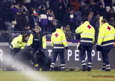 Verschrikkelijke botsing: Amuzu heeft meer dan 25 minuten verzorging op het veld nodig en wordt weggedragen op draagberrie