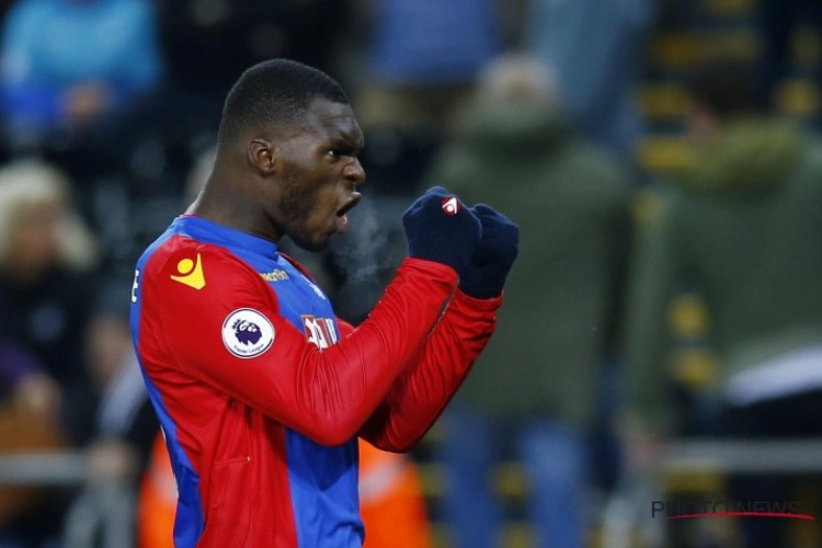 Benteke tweemaal aan het kanon, kampioen Leicester glijdt nog wat dieper weg